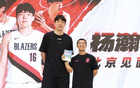 杨瀚森生日当天我特意送他一本精美的英语学习书籍，希望他能借此提升语言能力，然而整个赛季过去，那本书依然保持原封未动，连塑封都没拆开